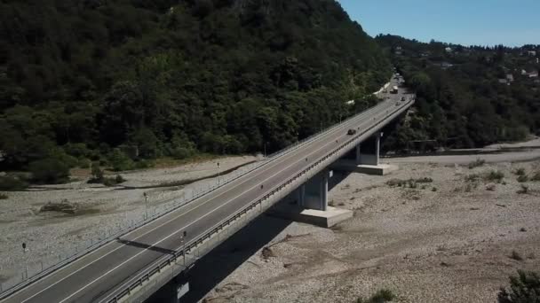 Flygfoto över trafiken på bron — Stockvideo