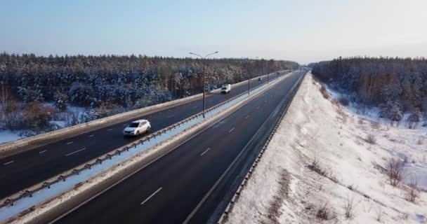 Flygfoto över en landsväg med trafikbilar Videoklipp