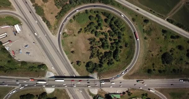 Vista aerea dall'alto verso il basso dell'autostrada dei trasporti — Video Stock