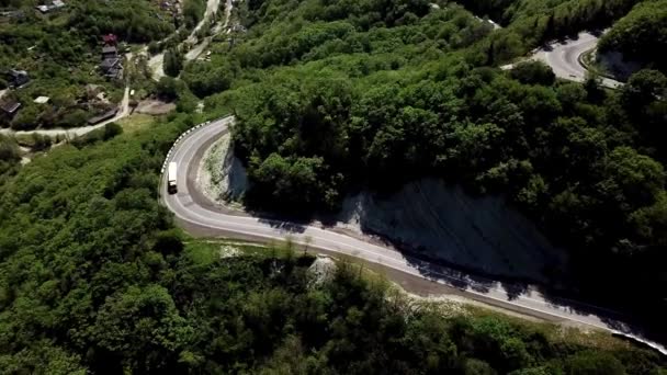 Vista aérea de un camino sinuoso curvado — Vídeo de stock