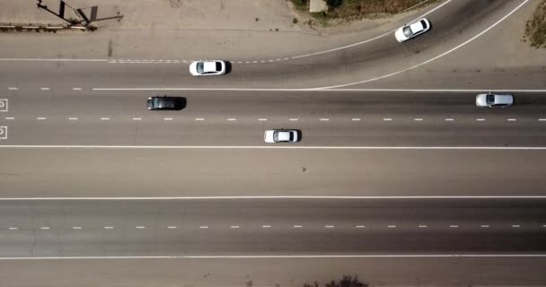 有交通车辆和卡车的公路 — 图库视频影像