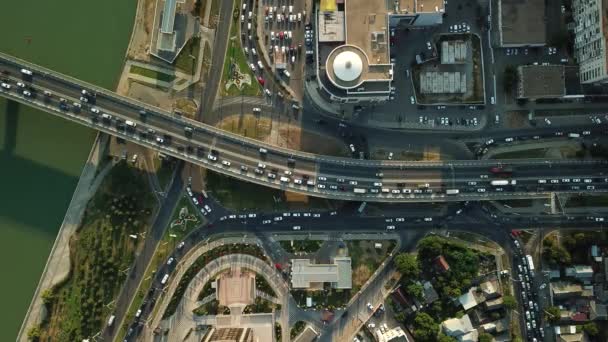 Κεραία πάνω προς τα κάτω θέα από drone της γέφυρας κυκλοφορίας — Αρχείο Βίντεο
