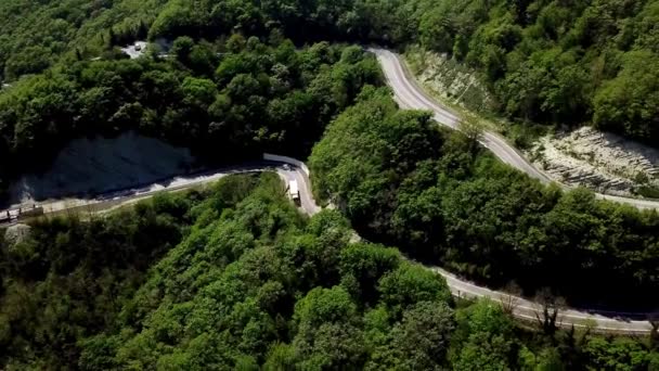 Camion pov aérien à la route de montagne en passant par Séquence Vidéo