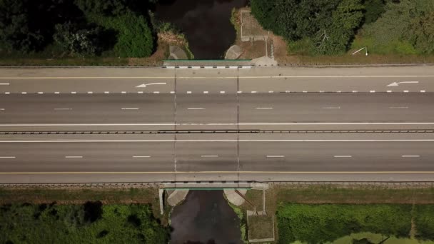 Από πάνω προς τα κάτω κοντά του αυτοκινητόδρομου λευκό βέλος σήματα — Αρχείο Βίντεο