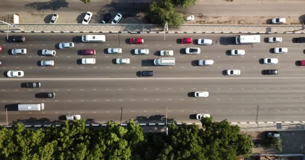 Antenne von oben nach unten Ansicht der Autobahn geschäftigen Stadt Ansturm — Stockvideo