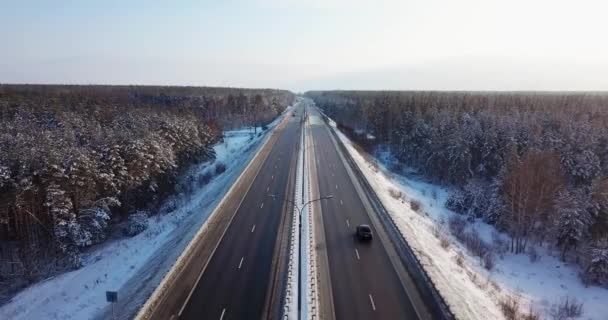 Silnice s dopravními automobily a nákladními automobily — Stock video