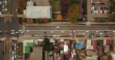 İHA 'nın yukarıdan aşağı bakış açısı sokak şehir yolu