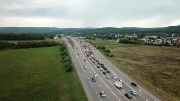 Повітряний вид на дорожнє шосе в годину пік — стокове відео