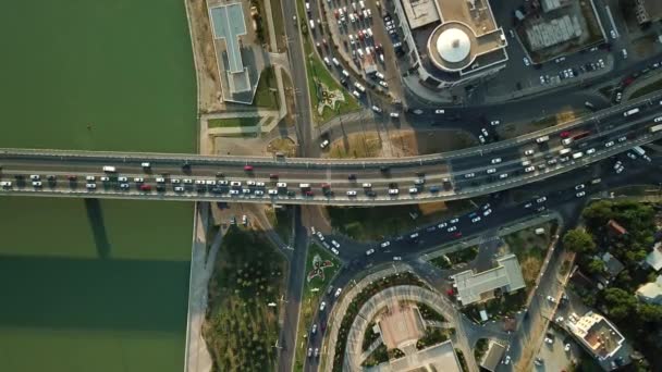 Luftaufnahme von oben von der Drohne der Verkehrsbrücke — Stockvideo