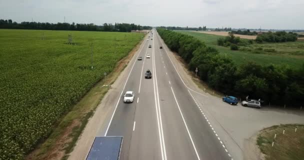 Flugzeug fliegt über Autobahn-Lastwagen — Stockvideo