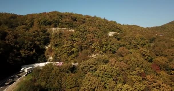 Vista aérea do carro dirigindo ao longo da estrada sinuosa — Vídeo de Stock