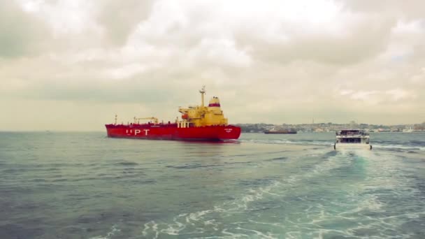 Tankschip en boot in bosporus — Stockvideo