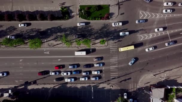 Drones άποψη εναέρια άποψη της κυκλοφορίας στο κέντρο της πόλης — Αρχείο Βίντεο