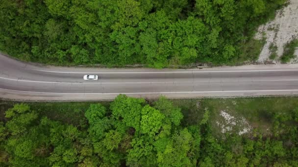 Samochód jest na drodze kraju jazdy — Wideo stockowe