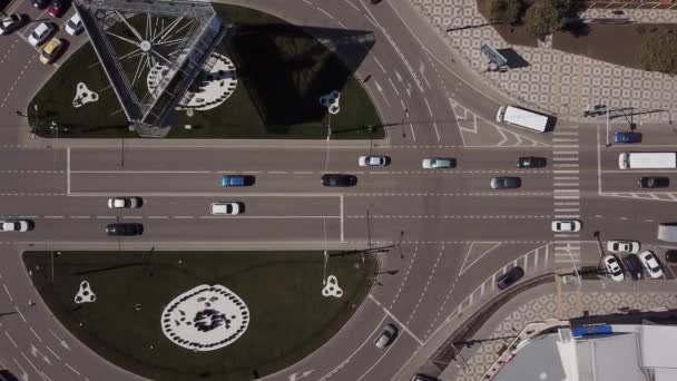 Автомобильные перекрестки на дороге — стоковое видео