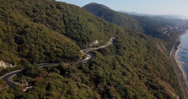 Vista aérea do carro dirigindo ao longo da estrada sinuosa — Vídeo de Stock