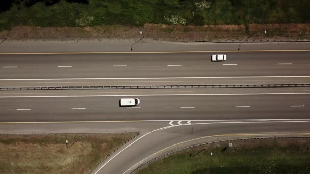 Top down close-up van de weg asfalt witte pijl borden — Stockvideo