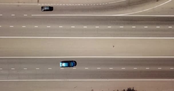 Vista dall'alto verso il basso di una strada autostradale con autovetture — Video Stock