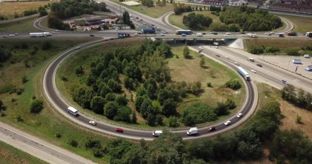 Vista aérea de arriba hacia abajo de la carretera de transporte — Vídeo de stock