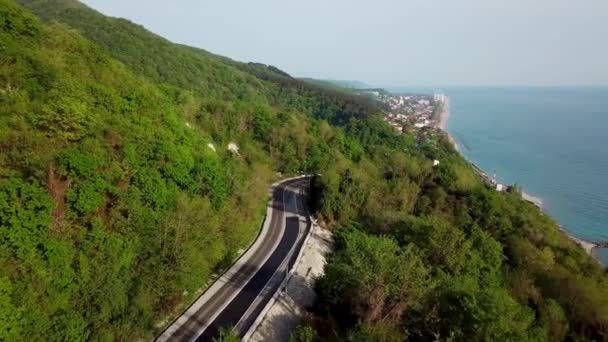 Vista aérea de uma estrada sinuosa curva — Vídeo de Stock