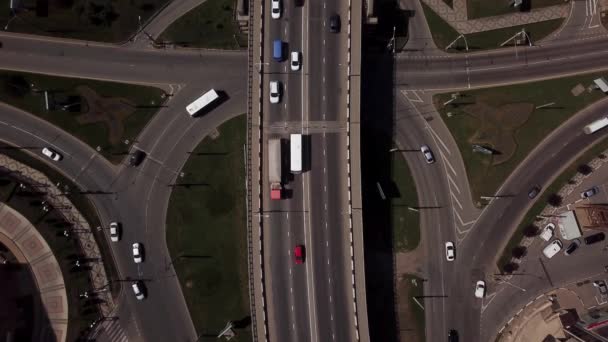 Antenn uppifrån och ner utsikt över stadstrafik jam — Stockvideo