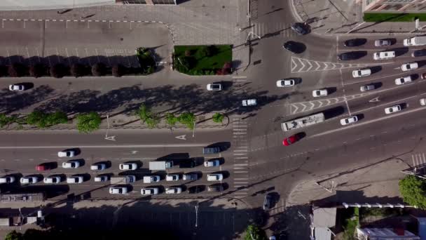 İnsansız hava araçları doğrudan trafik görüntüsünün üzerinde — Stok video