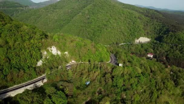 Vista aérea de uma estrada sinuosa curva — Vídeo de Stock