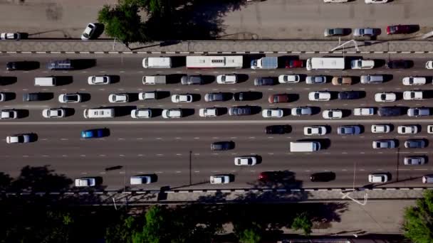 Vue aérienne du haut vers le bas des embouteillages urbains — Video