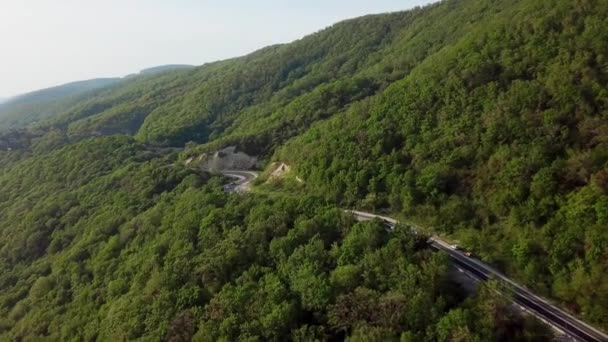 Carros dirigindo em zig zag sinuoso estrada de montanha — Vídeo de Stock