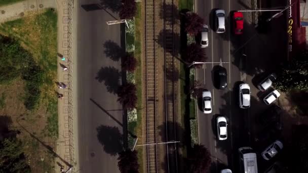Overhead drone shot van drukke rotonde — Stockvideo
