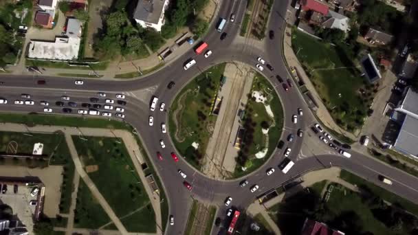Drone voando acima rotunda ocupado na hora de ponta — Vídeo de Stock