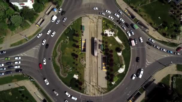 Plan de drone aérien d'un rond-point de la circulation automobile — Video