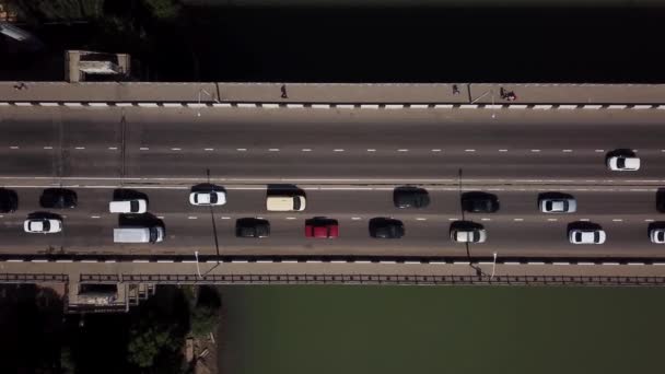 Drönare ögonvy antenn uppifrån och ner vy över trafiken — Stockvideo