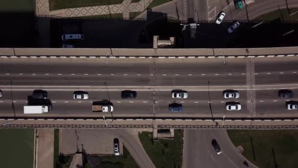 Drones vue d'oeil voiture vue aérienne de la circulation urbaine — Video