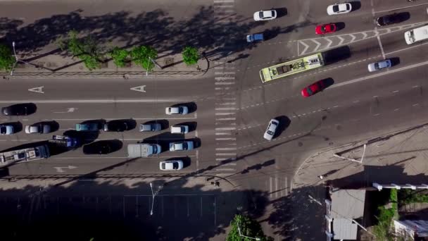 Visão dos olhos dos drones diretamente acima da vista do tráfego da hora do rush — Vídeo de Stock
