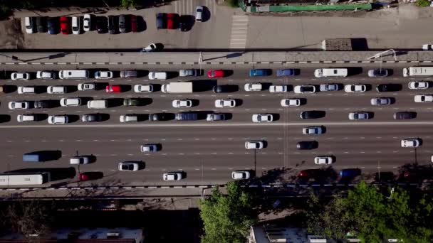 Drones visão de olhos vista de cima do tráfego urbano — Vídeo de Stock