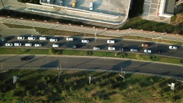 Εναέρια άποψη της οδικής κυκλοφορίας με τα αυτοκίνητα στην πόλη — Αρχείο Βίντεο