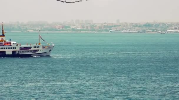 Ferry istanbul passant de gauche à droite — Video