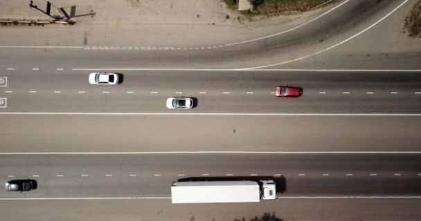 Vista de cima para baixo de uma estrada de estrada com carros de tráfego — Vídeo de Stock