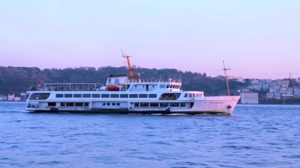 Ferry que viaja al Bósforo — Vídeo de stock