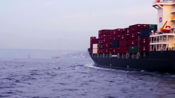 Tankschip bij bosporus — Stockvideo