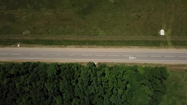 Vista dall'alto verso il basso di volare su strada rurale — Video Stock