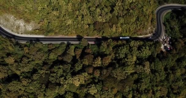 Vue aérienne de la voiture conduisant le long de la route sinueuse — Video