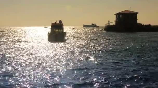 Barca sul mare al tramonto — Video Stock