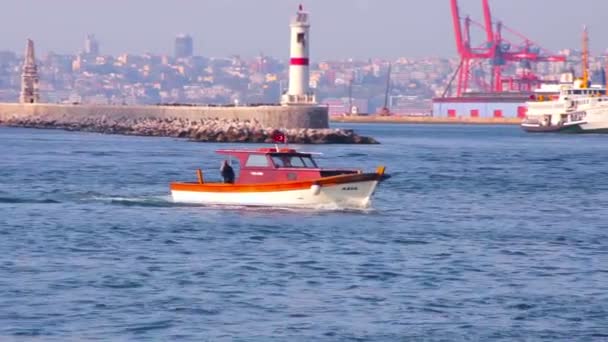 Маленькая моторная лодка на море — стоковое видео