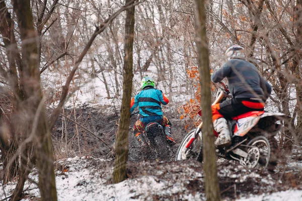 Jeźdźcy Enduro w akcji. Sport motorowy. — Zdjęcie stockowe