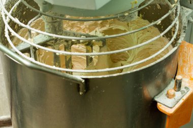 Fırında ekmek ve şekerleme pişiriyorum..