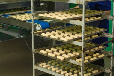 Fırında ekmek ve şekerleme pişiriyorum..