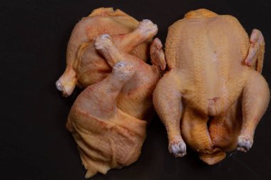 Kızarmış tavuk ve eti siyah arka planda.