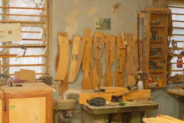 Ahşap mobilya üretimi için makineler ve el aletleri, 